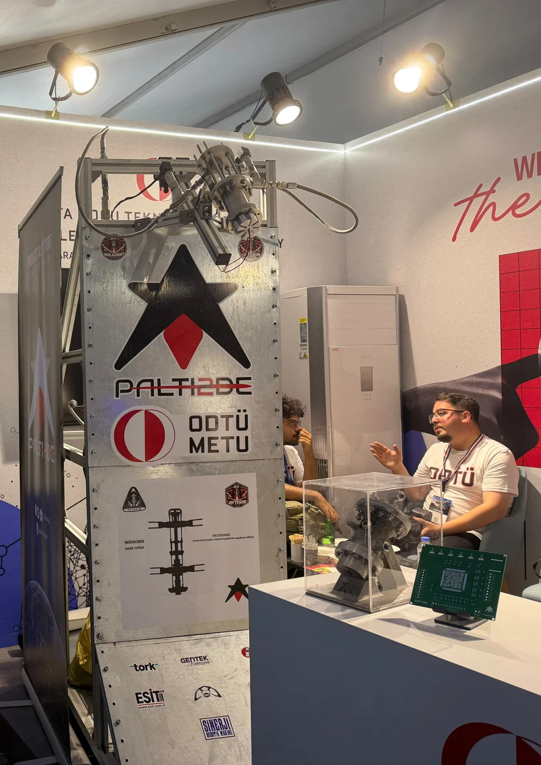 TEKNOFEST Güneydoğu’da ODTÜ standındaki PALTI2DE ekibi