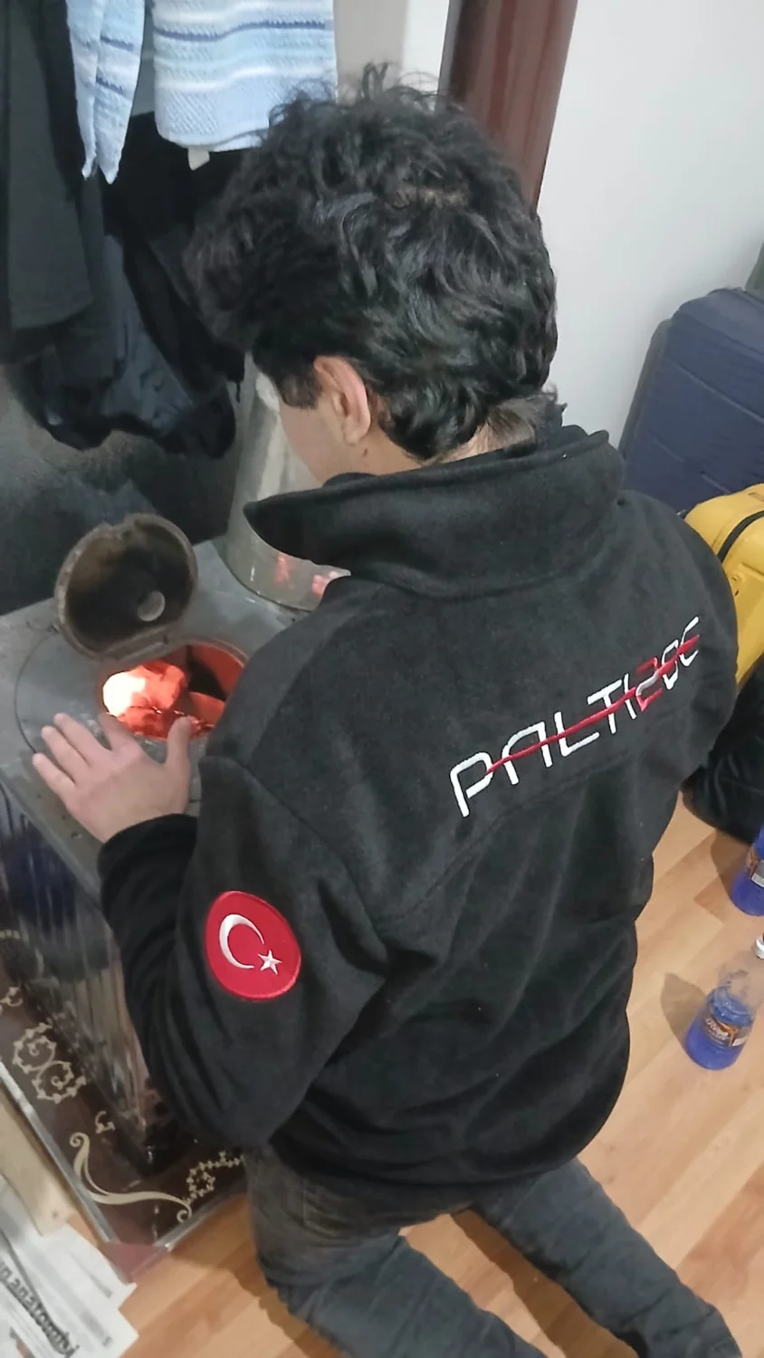 Köy evinde soba yanında dinlenen PALTI2DE takım üyesi
